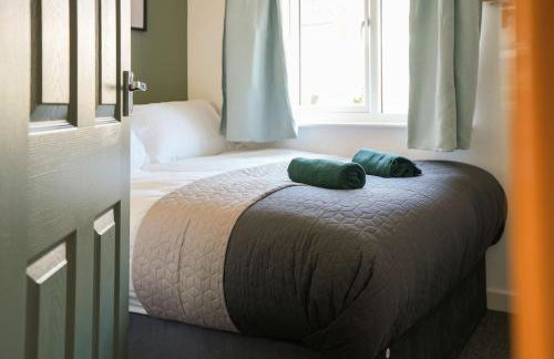 Stupton House, Large 3 Bed House that Sleeps 8 with Full Size Pool Table & FREE Parking - Hosted by Stay Host Save - Foto 12