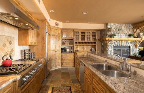 Big Bear Village View Haus is a large pet and kid friendly chalet with hot tub located a short walk to village - Foto 13