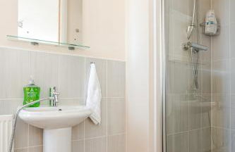 Comfortable 3-Storey House with Free Car Parking - Foto 41