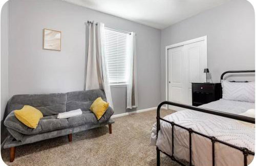 Modern 4BR Retreat, Fast WiFi, Parking, Less than 15 mins from Austin - Foto 18