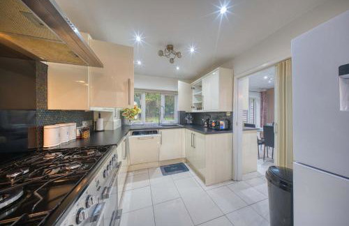 Modern 3BR Manchester Home Sleeps 7 Parking - Foto 31