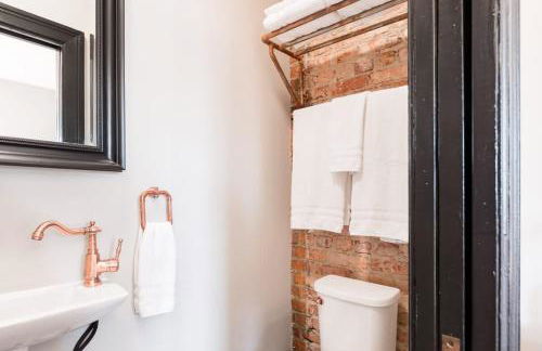 Massive 6BR & 4BA Private Duplex Townhouse Central - Foto 49