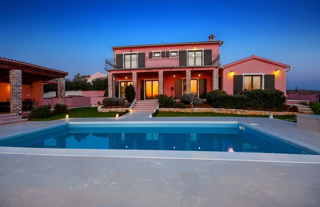 Gorgeous Villa With Private Swimming Pool and Covered Terrace - Foto 29