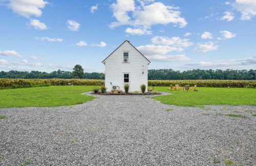 Charming 2BR with Fire Pit on Farm - 10 Min to Wharf - Foto 31