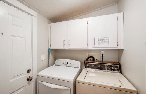 Renovated Bungalow Getaway - Foto 68