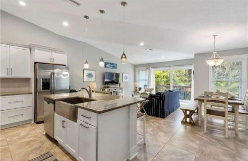 AMI/Holmes Beach - 3/2 Home - Private Heated Pool and Yard - walk to beach - Photo 3