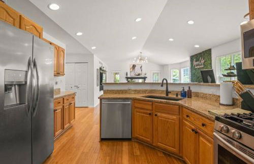 Delight: Bold & Bougie! Sleeps 12! Downtown Boyne - Foto 22