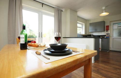 Homely ! Perfect for Contractors and Guests with Private off street parking - Foto 51