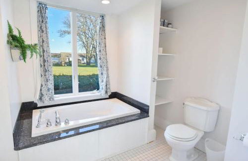 Waterfront Fun at this Huge Family Estate - Foto 61