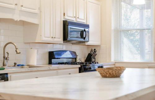 7BR Luxury Living 1st Floor Primary ABODEbucks - Foto 10