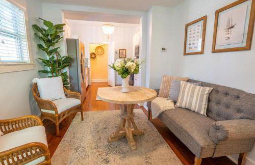 Pelican Hideaway - Charming Home & Entire Backyard - Foto 23