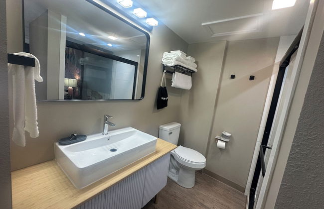 Lighthouse Inn & Suites - Photo 65