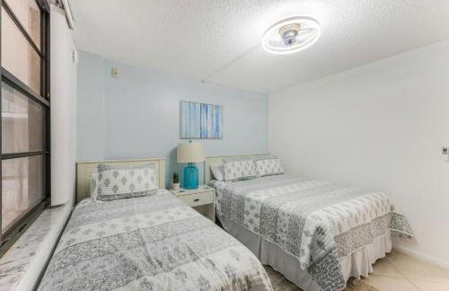 Walkout condo with beach access, pool and pickleball - Foto 23