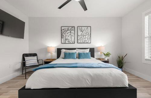 Relaxing 2BR Florida Home Close to Beach - Photo 32