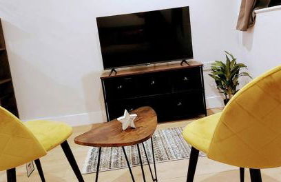 Market Haven Kingsize Studios Town Centre with Netflix, Business & Leisure travellers, multiple units available - Photo 30