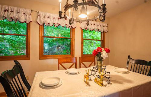 Leaf Peeper's - HUGE deck, pizza oven, Pac-man! - Photo 36