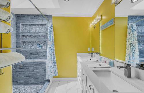 Firepit Games Grill Hot Tub Arcade & King Bed - Photo 60