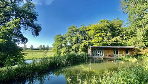 Secluded, New Forest Riverside Lodge - Foto 1