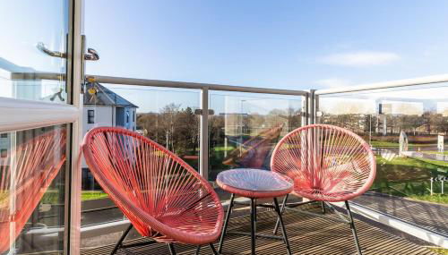 Lane End - Bright & Spacious 2-Bed Flat with Balcony & Parking - Foto 3