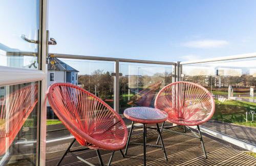 Lane End - Bright & Spacious 2-Bed Flat with Balcony & Parking - Foto 3