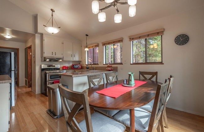 Cozy Pet Friendly Cabin in Lake Tahoe by Sierra Getaways - Foto 13