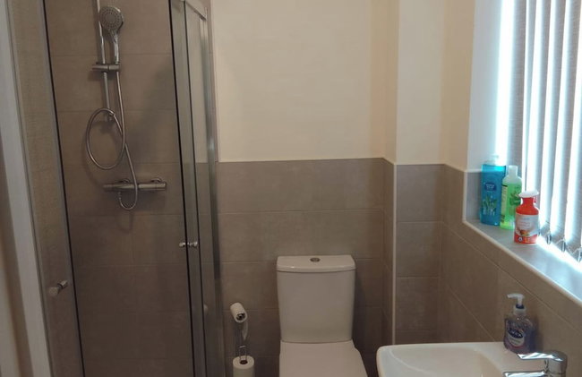 Bright 4 Bedroom Home in Walsall, Free Parking and for EVs - Foto 28