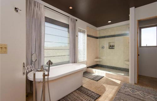 Desert Lily - Sunrise Suite with private hot tub and shared pool - Foto 13