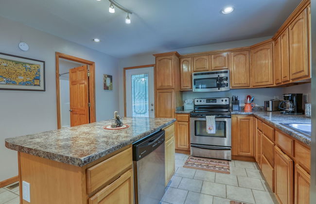 Smoky Mountain Getaway 3 Bedroom Cabin by RedAwning - Photo 9