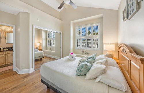 Beach Retreat- Walk to Beach, BBQ, Oceanview Rooftop & Firepit - Foto 44