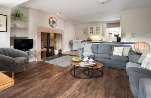 College Cottage - Photo 2