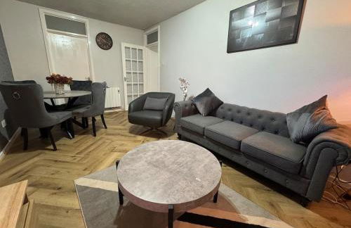 Luxury 2-Bed Apartment,Office with Built-In TV King Bed, Private Entrance and free Parking - Foto 47