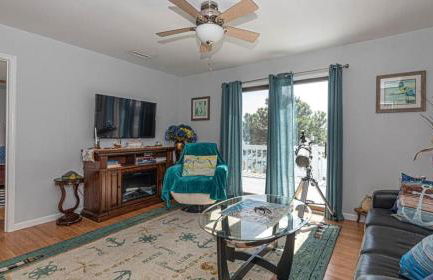 Spacious home with private pool, dock access, and scenic views - Foto 22