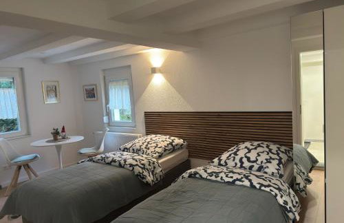 Traumhaft modernes Zimmer mit Doppelbett,,,,Gemeinschaftsbad und WC in 78554 Aldingen - Foto 3