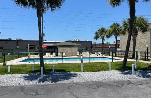 Beach access close to Walmart, Bowling,skating and Game room - Photo 9