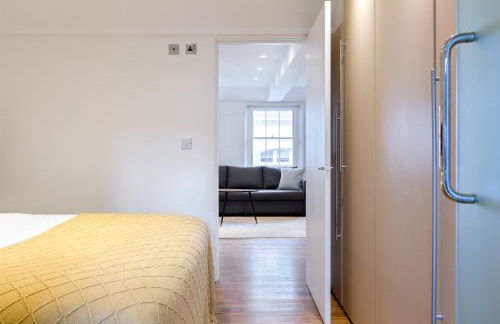 Bright Carnaby Soho 1BR Apartment with AC - Photo 13