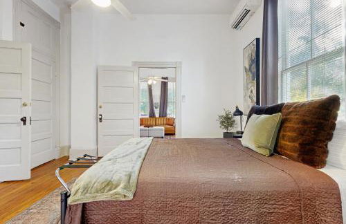 Historic charmer with updated appliances, enclosed yard, & AC - near downtown - Foto 13