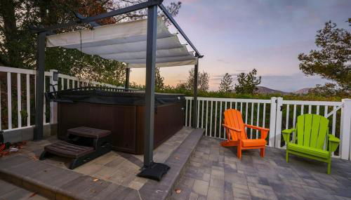 Hot Tub with A View and Large Back Deck & Game Room - Foto 3