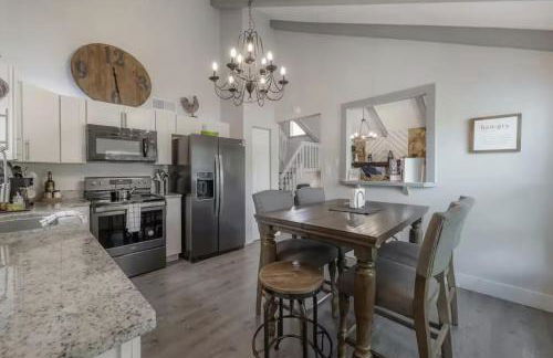 Central Perk Retreat | Heated Pool + Zoo 1 Block! - Foto 10