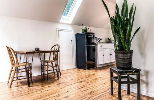 Wildland Loft Serene Mountain Retreat w Fireplace AC Fire Pit Hammock Outdoor Lounge Area Record Player Pets OK - Foto 12