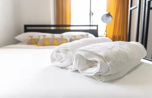 Bright 1-Bedroom Loft in Converted Garage with Private Entrance - Foto 13