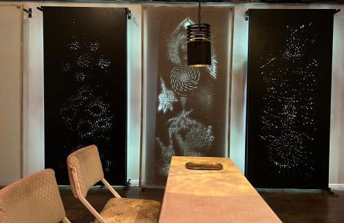 SPACE CASTLE: a 1950s Gas Station transformed into an Art Themed Wonderland - Foto 19