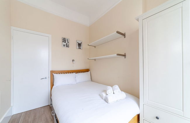 Spacious 3-bed flat by popular Waterloo - Photo 6