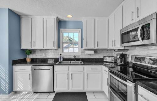 Modern 6BR Haven with Playroom, Gym & Deck! home - Photo 20