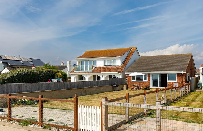 Sunny Seafront Chalet - Sleeps 6 - Photo 29