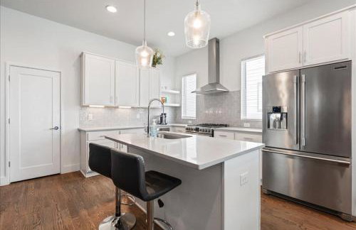 Nash House & Bars of Broadway with Patio Bar and Views! 8min Downtown! Sleeps 12! - Foto 15