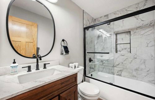 Renovated Ski In Out Condo King Bed Patio Grill - Foto 23