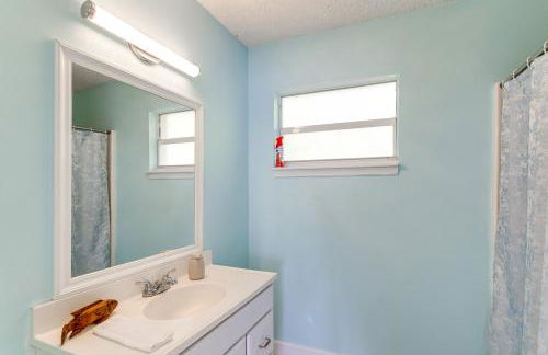 3 Mi to Riviera Beach! Group-Friendly Home with Yard - Foto 13