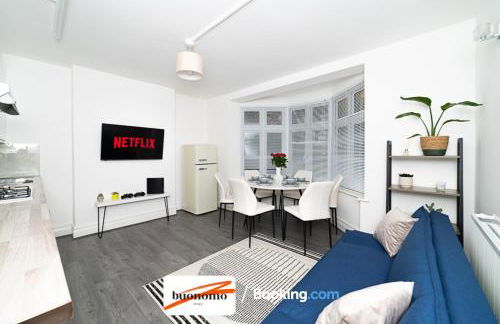 Three Bedroom Apartment At Buonomo Stays Short Lets & Serviced Accommodation With Netflix & Games - Foto 26