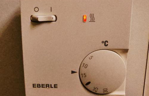 Winterberg Appartement 6 Pers aan Skilift grootste Skigebied nabij Bikepark Unieke locatie met zeer rustige tuin in het bos en het gezellige centrum leuke cafes restaurants en gratis zwembad sauna relax speelruimte parkeerplaats naast Der Brabander - Foto 17