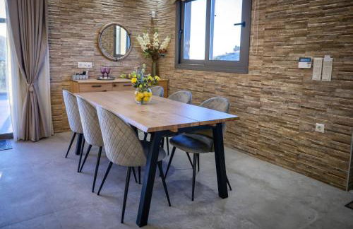 Secluded Luxury Villa w Jacuzzi & Stunning Views - Photo 13